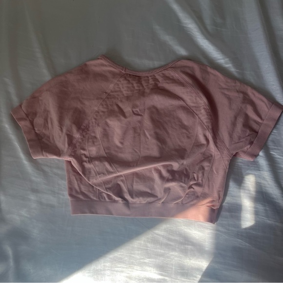 Alphalete Athletics Crop Top - Picture 2 of 3